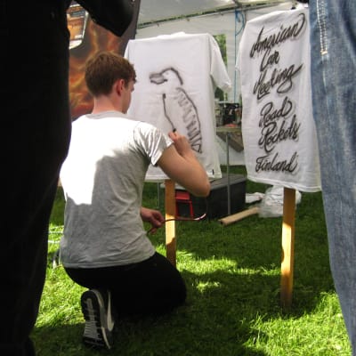 Karl Hagner prövar på pinstripemålning