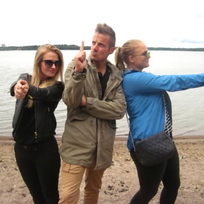 Elisabeth Gjestland, Jontti Granbacka och Kristine Andora Nilsen leker Charlie's Angels på stranden