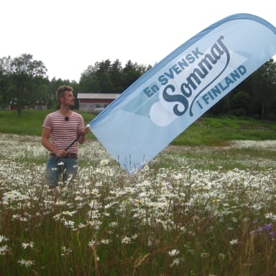 Jontti Granbacka med En svensk sommar i Finland-flaggan
