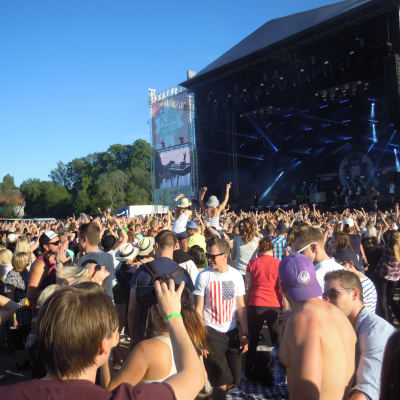Publiken hurrar medan Cheek uppträder.