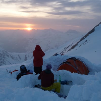 Snowboardåkaren Mikaela Hollsten tältar uppe i Alperna.