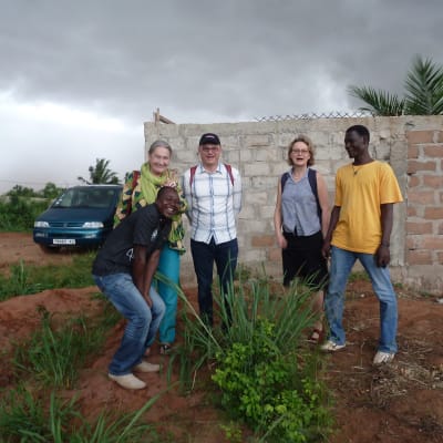 Mars projektkordinator Louis Dovi bland emmauskolleger i Togo