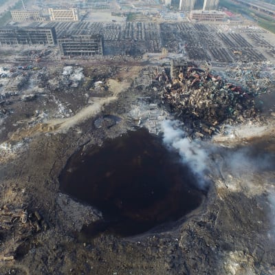 Krater efter explosioner i Tianjin.