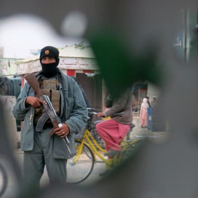 En medlem av afghanska säkerhetstrupper i december 2015.