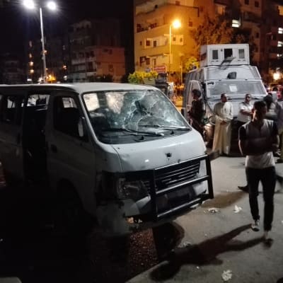 Polisernas sönderskjutna minibuss efter attacken i Helwan 8.5.2016