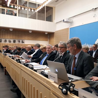 Fullmäktigeledamöter på rad fullmäktigesalen i Korsholm