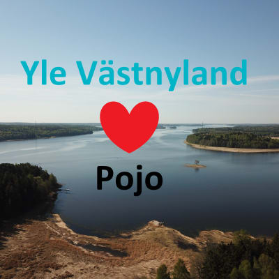 En bild av en bergig havsvik från luften med texten Yle Västnyland och en bild av ett hjärta och texten Pojo.