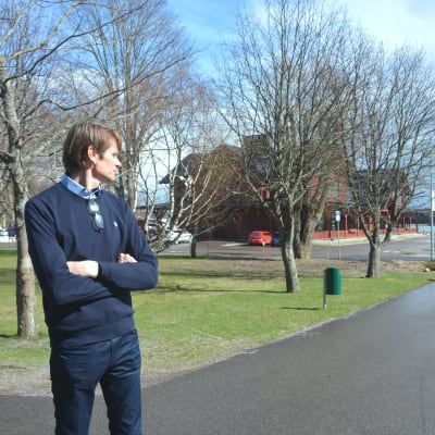 Tidigare rallyvärldsmästaren Marcus Grönholm blickar ut mot hamnområdet som han vill förnya i Ingå.