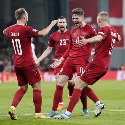 Danska spelarna firar mål mot Frankrike