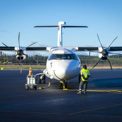 Finnairin ATR-matkustajalentokone platalla edestä päin.
