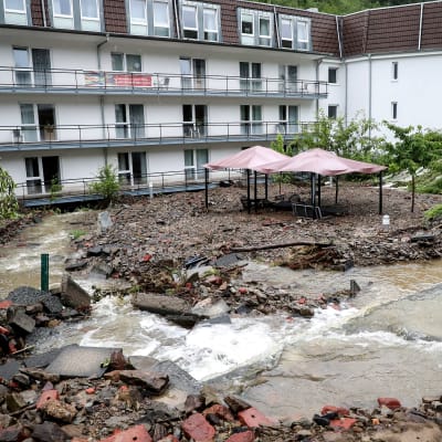 Översvämningar i Hagen vid ett stort flervåningshus med många lägenheter.