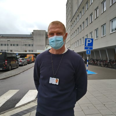 Man med kort ljust hår och munskydd står utanför Vasa centralsjukhus.