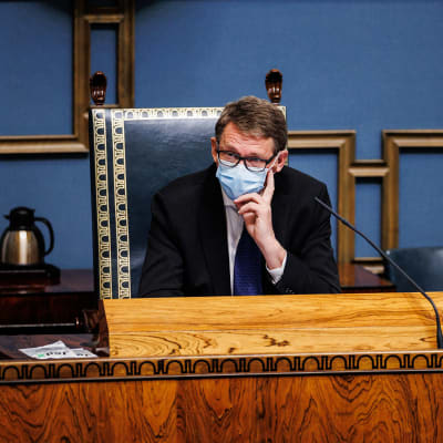 Puhemies Matti Vanhanen kuuntelee.