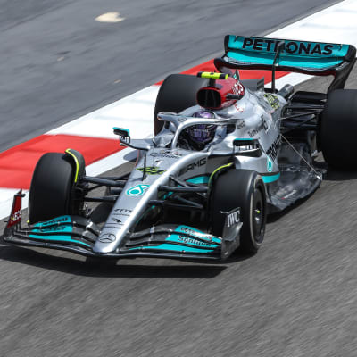 Lewis Hamilton testar nya bilen i Bahrain. 
