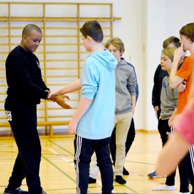 Marco Dias lär skolelever självförsvar i en gympasal.