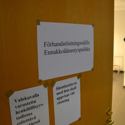 En dörr till en vallokal där man kan rösta. 