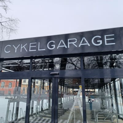 En glaspavillon som fungerar som cykelgarage utanför Vasa resecentrum
