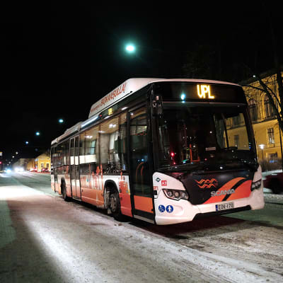 Wasa Citybus buss står parkerad utanför Rewell Center i Vasa en januarikväll. 
