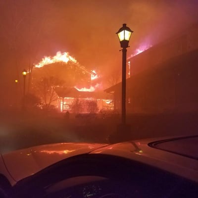 Brinnande i hus i Gatlinburg, Tennessee, USA, där markbränder härjar i december 2016.