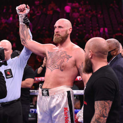 Robert Helenius utses till segrare.