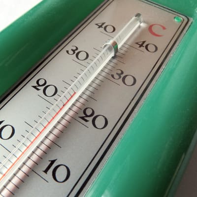 Inomhustermometer som visar 24 grader. 