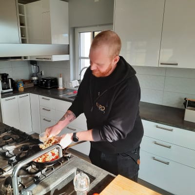 Eemeli Liljeström lagar mat i sitt kök.