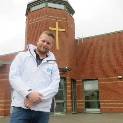 Alexander Christiansson utanför en kyrka