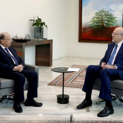 Libanons president Michel Aoun tillsammans med tillträdande premiärminister Najib Mikati.