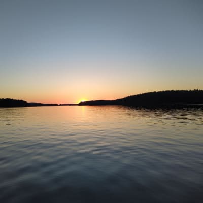 Auringonlasku Kallavedellä juhannuksena 2022.