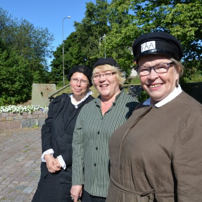 Guiderna från höger Marketta Wall, Tarja Kvarnström och Maritta Sariola.