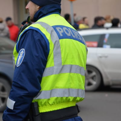 Polis dirigerar trafiken.