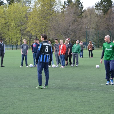 Högstadieelever i Åbo på fotbollsplanen med ligaspelare från FC Inter