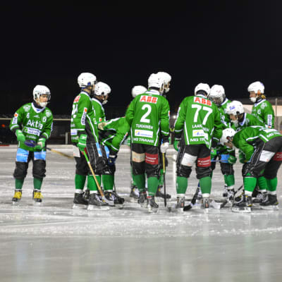 Borgå Akilles i mörkgrön spelskjorta.