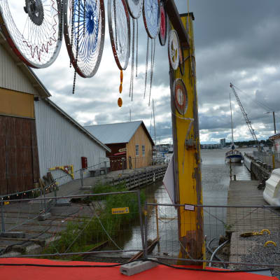Genomgångsport i H2ö-festivalområdet, i närheten av bryggan.