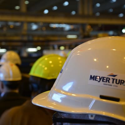 En arbetshjälm med Meyer Turkus logotyp.