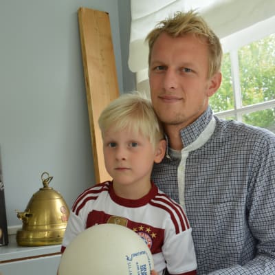 Mathias Lindström med sonen Viktor, 5 år.