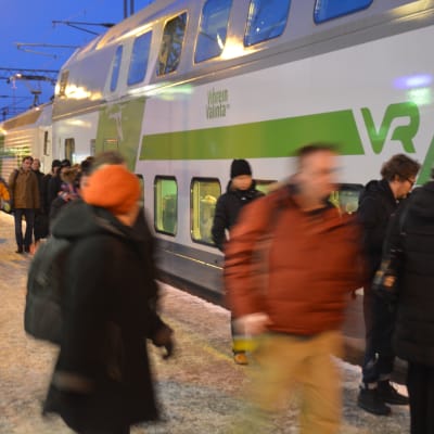 Resenärer i Karis stiger på 7.24-tåget.