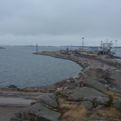 Det är litet plats för fartygen i Hangö hamn, därför vill hamnen bygga ut till vänster på bilden.