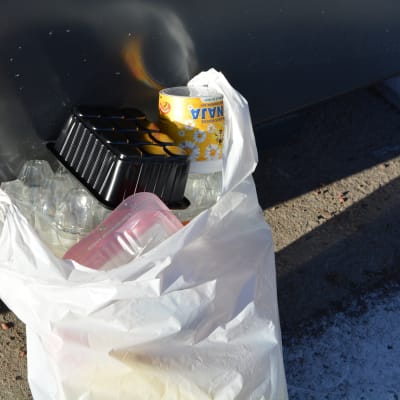 plastpåse med förpackningar i plast