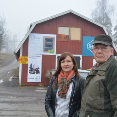Linda Hellström-Pasanen och Erik Holmberg framför det kommande caféet i Barösund.