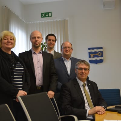 Benita Öberg, Markus Moisio, Niko Kannisto och Henri Seppänen tillsammans med sittande kommundirektör Juha-Pekka Isotupa.