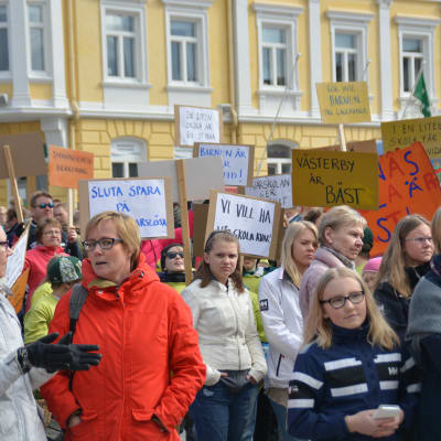 Demonstration för barnens väl i Raseborg.