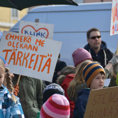Demonstration för barnens väl i Raseborg.