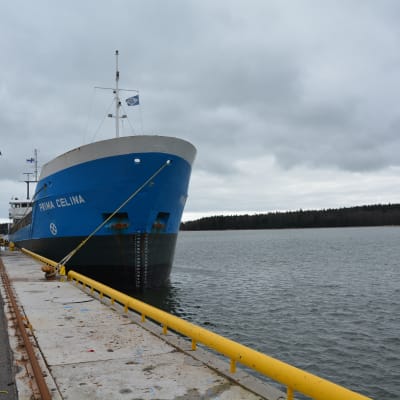 Båt förtöjd vid Inkoo Shippings egen hamnbassäng.