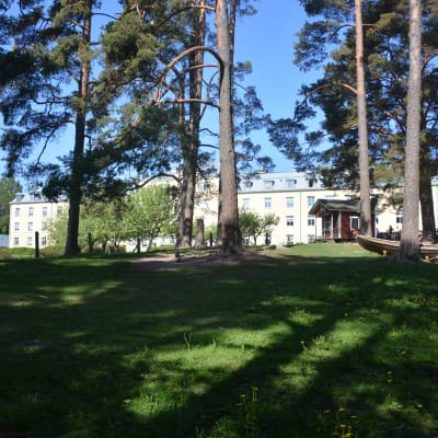 Rosengården flyttar ut ur Knipnäs våren 2016.