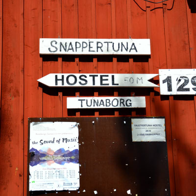 Skyltar utanpå föreningshuset Tunaborg i Snappertuna.