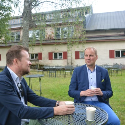 Brukspatron Olli Muurainen och Raseborgs stadsdirektör Tom Simola vid kaffebord i Billnäs.