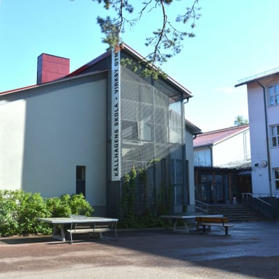 Fasaden till Källhagens skola och Virkby gymnasium.