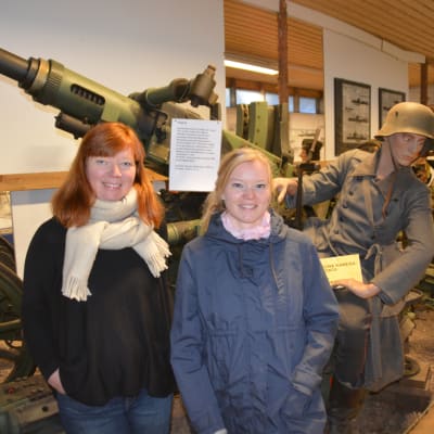 Martina Lindberg och Sonja Bäckman i kanonhallen i Hangö frontmuseum