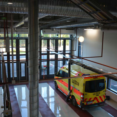 Ambulans i Karis nya brandstation på Bangatan.